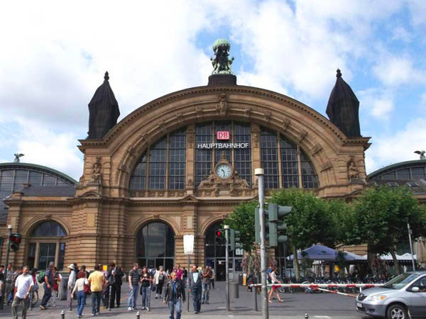 Центральный вокзал города (нем. Frankfurt Hauptbahnhof)