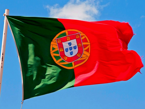 Национальный флаг Португалии с гербом