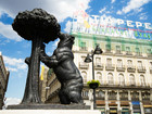 Пуэрта-дель-Соль. Символ Мадрида - медведь, тянущийся к земляничному дереву (авторские права Simone Simone / Shutterstock.com)