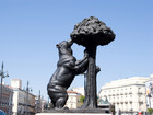 Пуэрта-дель-Соль. Символ Мадрида - медведь, тянущийся к земляничному дереву